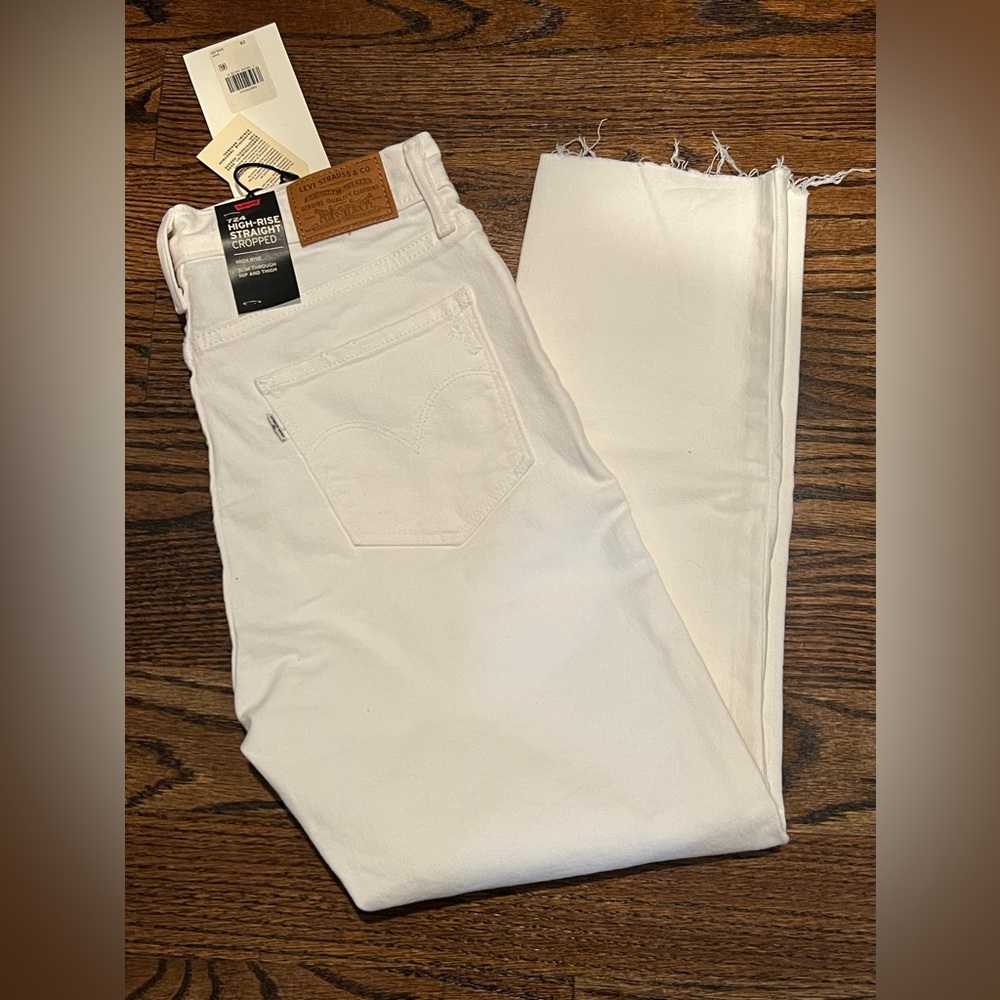 NWT Levi’s 724 high-rise straight crop. Size 28. White